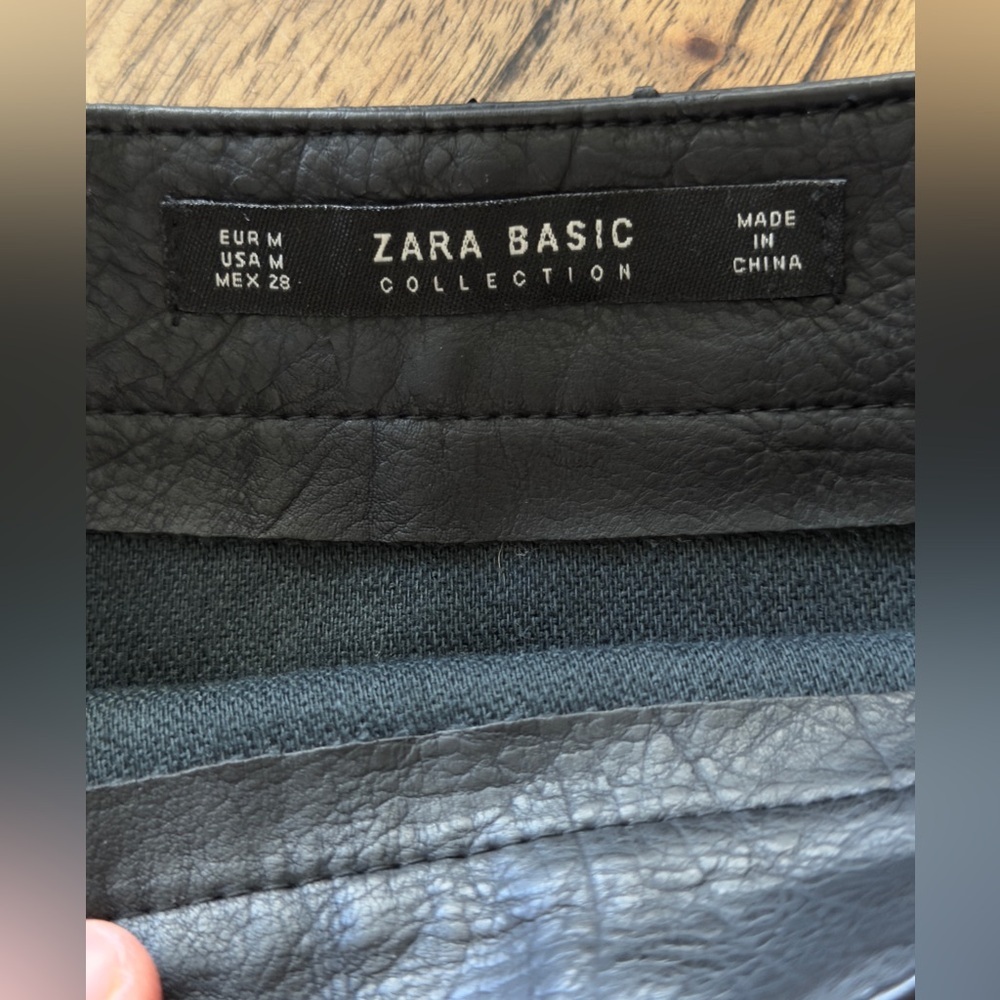 Zara M Black Faux Leather Mini Skirt Moto Style Zipper Detail Classic Essential - Picture 13 of 13